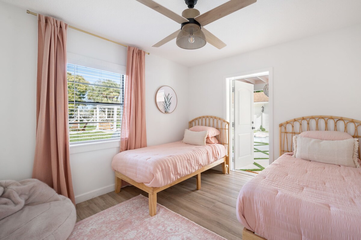 Vero Oaks backyard with lush oak trees and outdoor space