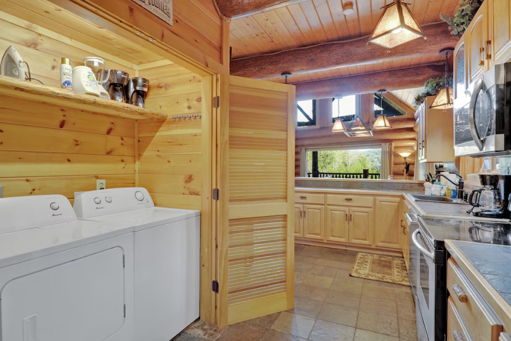 Waters Edge Lodge fully equipped kitchen